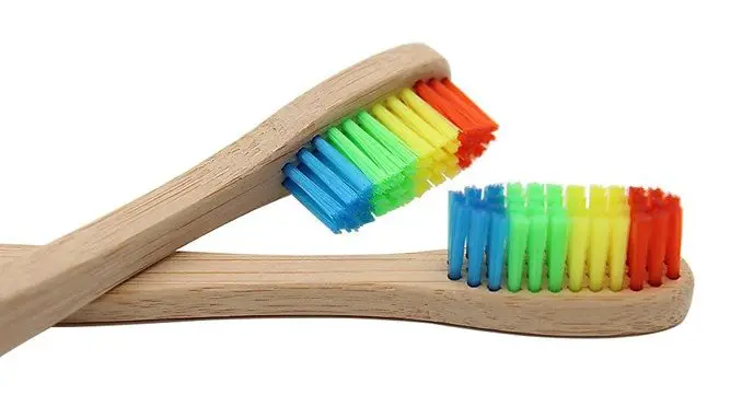 Come togliere la vernice dalle miniature: spazzolino da denti