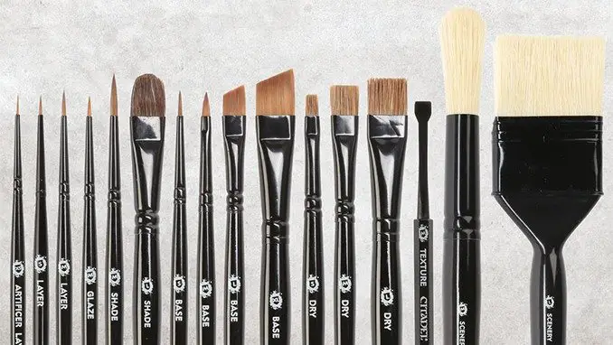 Best Acrylic Paint Brushes for Professional Artists - Far & Away